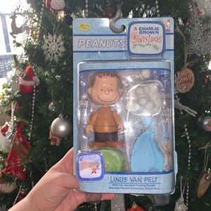 Linus Van Pelt (Charlie Brown) collectable figurine